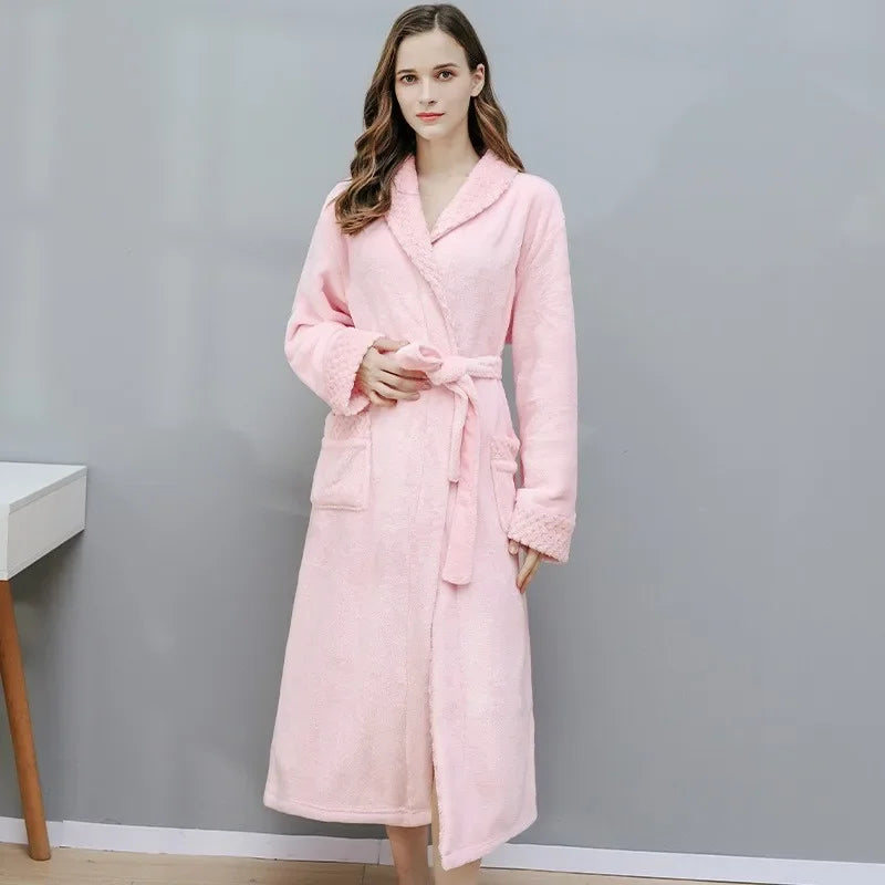 Damen Bademantel rosa Fleece, lang, mit Gürtel, gemütlich, warm, ideal für Zuhause.