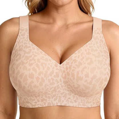 Modell i beige bh med ljus leopardmönstrad yta, sedd framifrån 9
