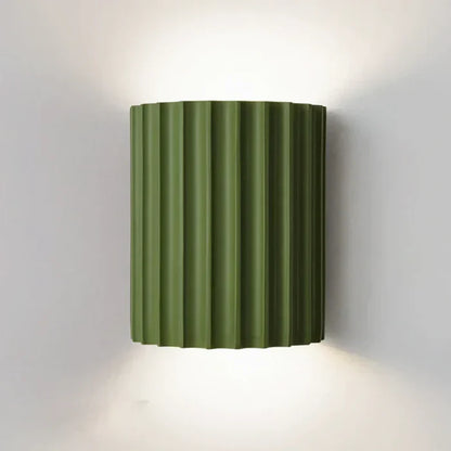 Grüne Wandleuchte, zylindrisch, geripptes Design, modernes Interieur, energiesparend.