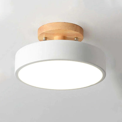 Moderne Deckenleuchte, rund, weiß, Holzdetails, LED, energiesparend, für Wohnzimmer.