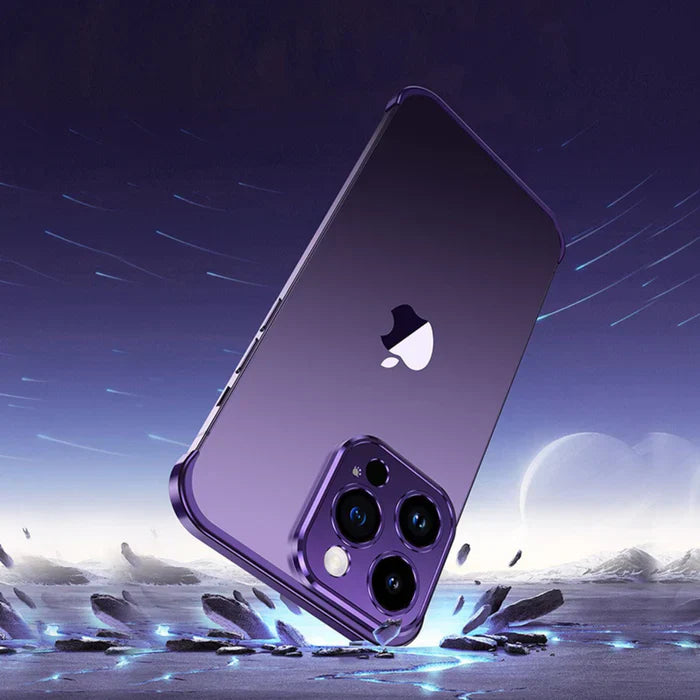 Lila iPhone mit drei Kameras, schwebend vor futuristischem Hintergrund, Apple-Logo sichtbar.