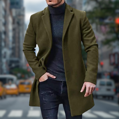 Mann im olivgrünen Wollmantel auf Stadtstraße, stilvolle Herrenmode, Herbst-Winter-Outfit.