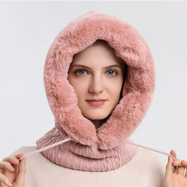 Frau mit rosa Kunstpelz-Kapuze, Wintermode, warmes Accessoire, stilvoller Look
