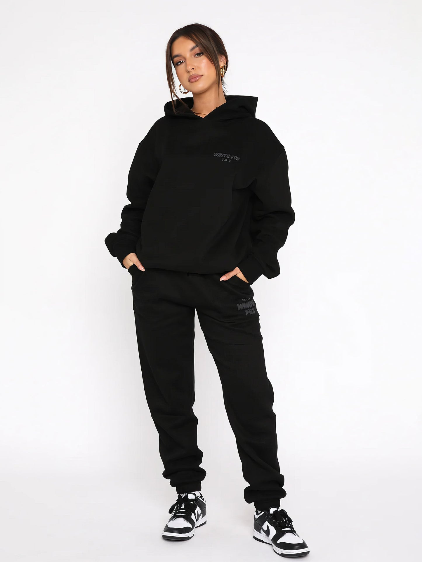 Frau in schwarzem Hoodie und Jogginghose, lässige Mode, Streetwear, bequeme Kleidung.
