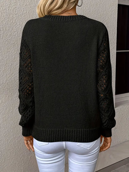 Frau in schwarzem Strickpullover mit Spitzenärmeln, Rückansicht, modisch, elegant, Herbstmode.
