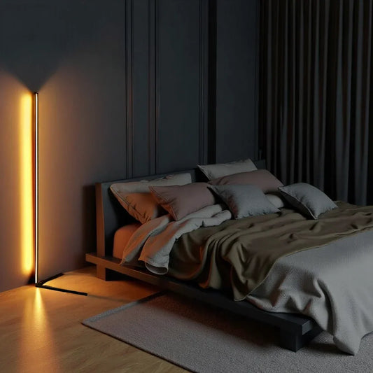 Tänd golvlampa med gult sken i ett mörkt sovrum med bäddad säng och draperier 2