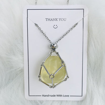 Handgefertigte Halskette mit gelbem Edelstein, silberne Fassung, Geschenkverpackung, Schmuck.