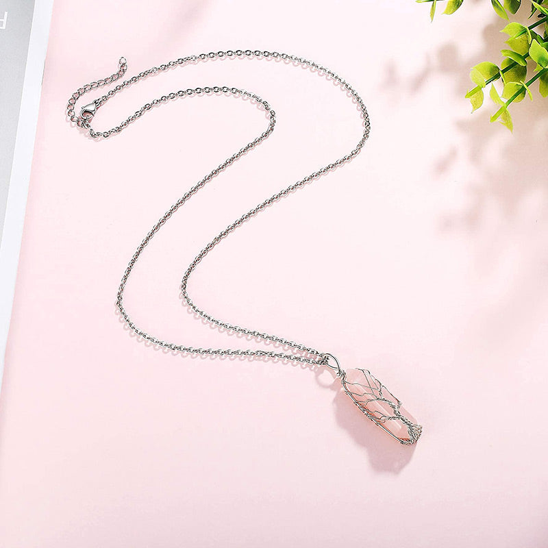 Silberne Halskette mit rosa Kristallanhänger, elegantes Schmuckdesign, Damenaccessoire.