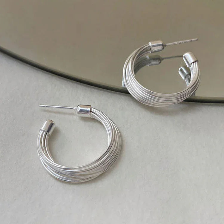 Silberne Creolen Ohrringe, mehrlagig, modern, Schmuck für Damen, elegantes Design.