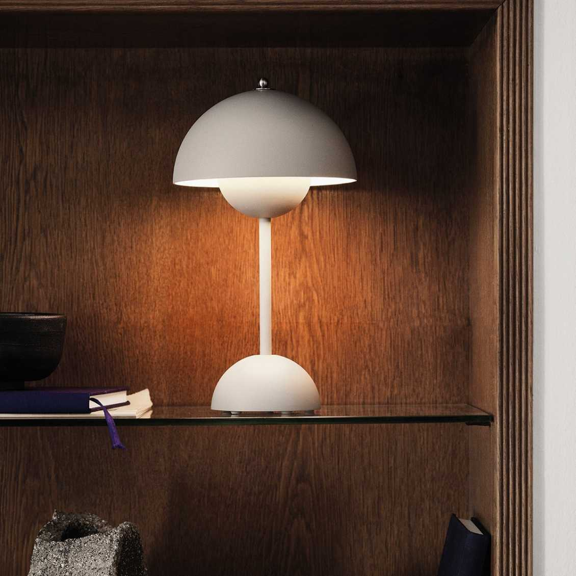 Weiße Tischlampe aus Metall auf Holzregal, modernes Design, Innenbeleuchtung.