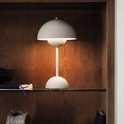 Weiße Tischlampe aus Metall auf Holzregal, modernes Design, Innenbeleuchtung.