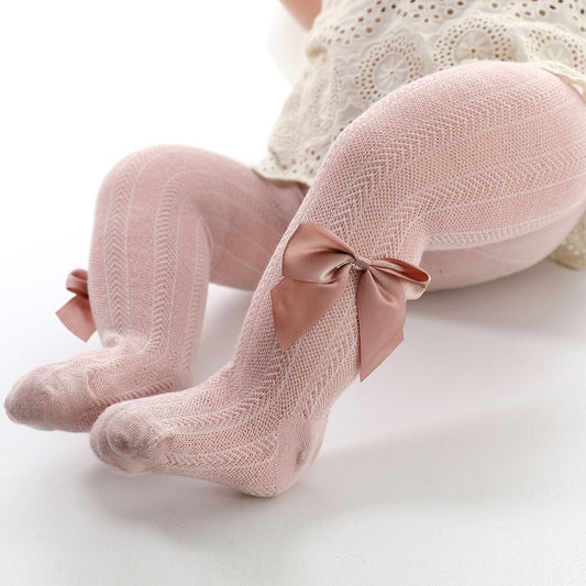 Rosa Babystrumpfhose mit Schleifen, Spitzenmuster, Baumwolle, für Mädchen, elegant und bequem.