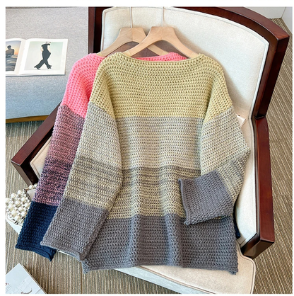 Damen Strickpullover, mehrfarbig, gestreift, auf Sessel, modisch, gemütlich, Herbstmode.