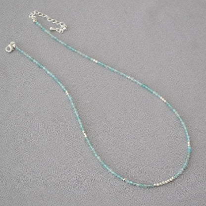 Smaragdgrüne Halskette mit silbernen Perlen, zarte Damenkette, handgefertigter Schmuck.