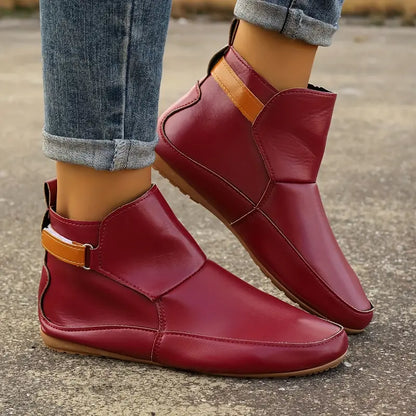 Rote Damenstiefeletten aus Leder, flach, mit braunem Riemen, modisch, bequem.