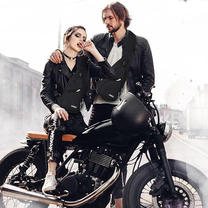 Zwei Personen in schwarzer Lederkleidung mit Motorradtaschen auf einem schwarzen Motorrad.