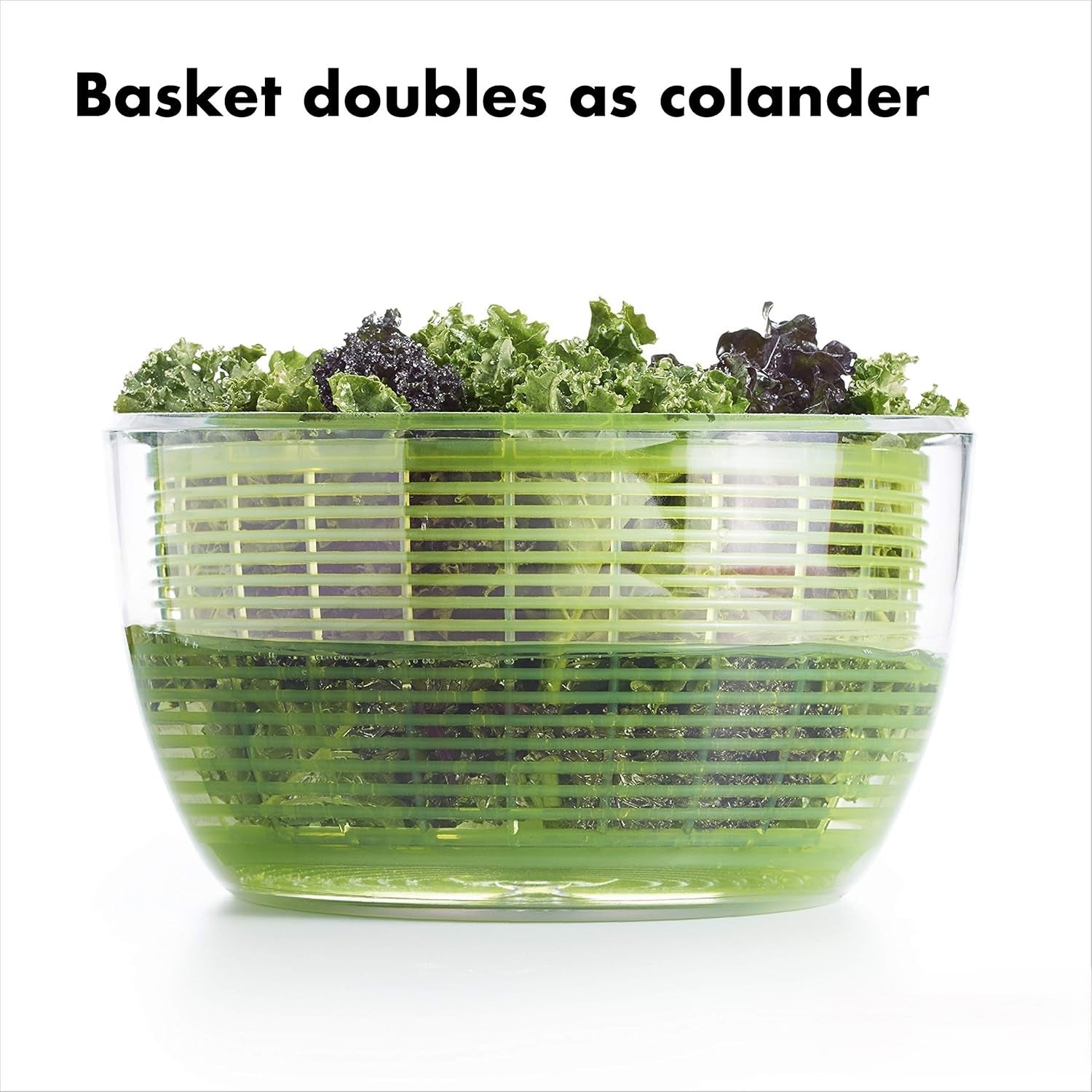 Transparente Salatschleuder mit grünem Sieb, gefüllt mit frischem Salat, Kunststoff, multifunktional.