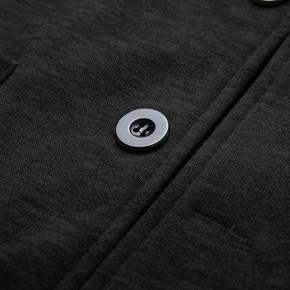 Schwarze Strickjacke aus Baumwolle mit Knopfdetail, elegante Herrenmode, Nahaufnahme.