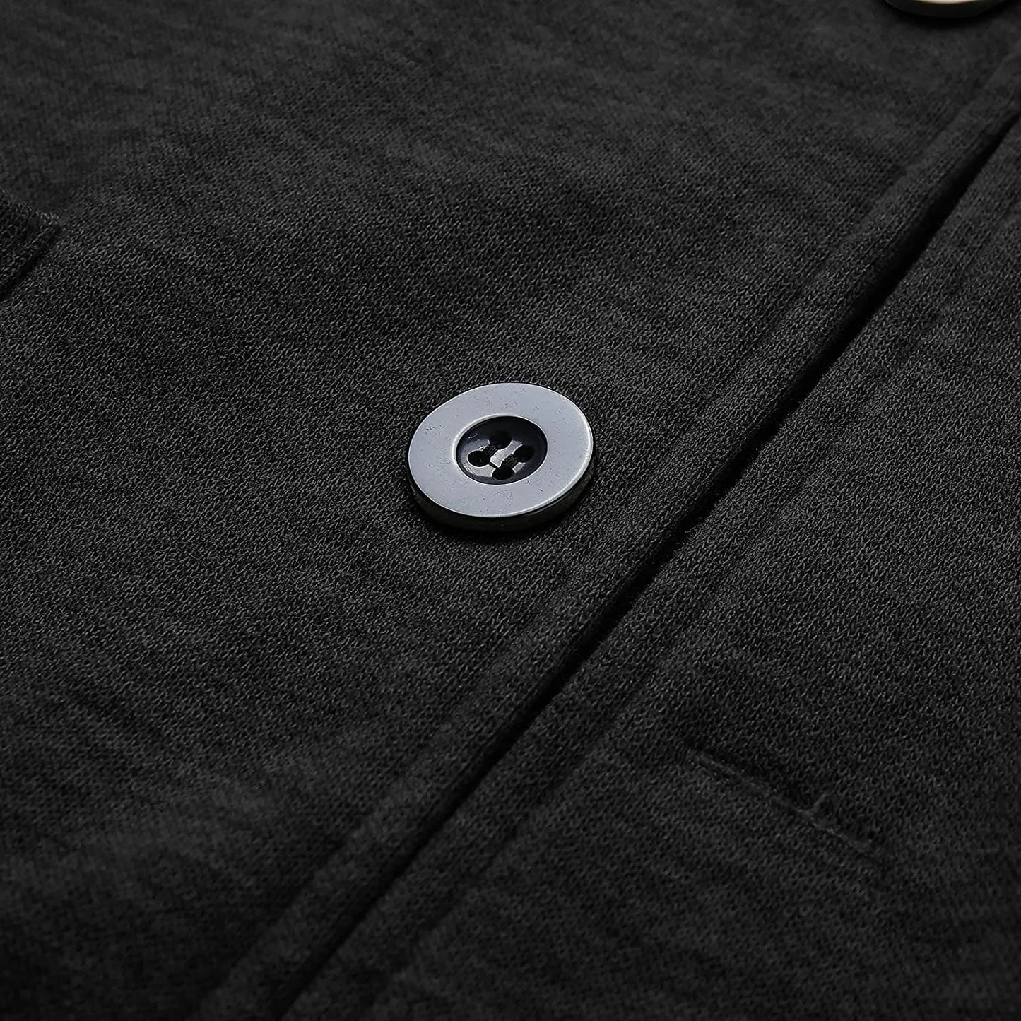 Schwarze Strickjacke aus Baumwolle mit Knopfdetail, elegante Herrenmode, Nahaufnahme.