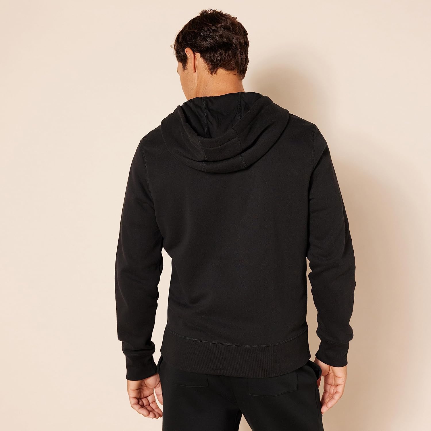 Mann in schwarzem Kapuzenpullover aus Baumwolle, Rückansicht, lässige Mode.