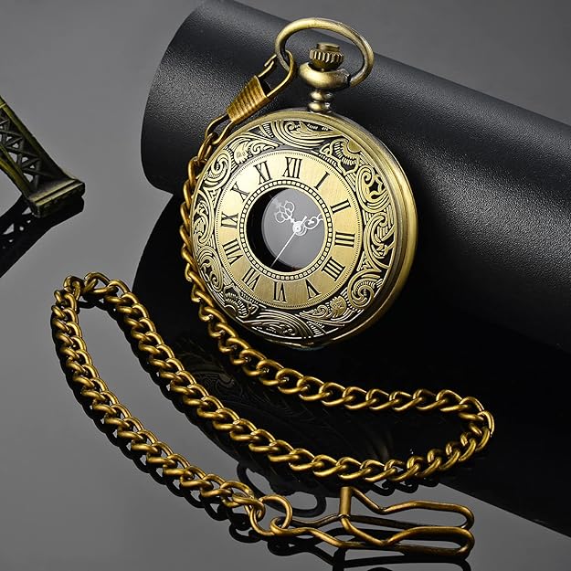 Antike goldene Taschenuhr mit Kette, römische Ziffern, Vintage-Design, Metallgehäuse.