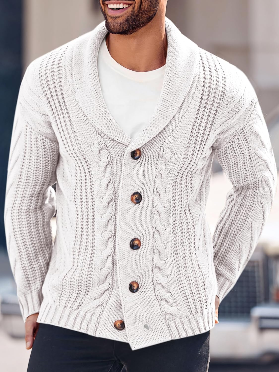 Herren Strickjacke, cremeweiß, Zopfmuster, Holzknöpfe, modisch, warm, Wintermode.