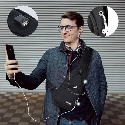 Mann mit schwarzer Umhängetasche, USB-Anschluss, Kopfhörer, Smartphone, Outdoor, modisch.