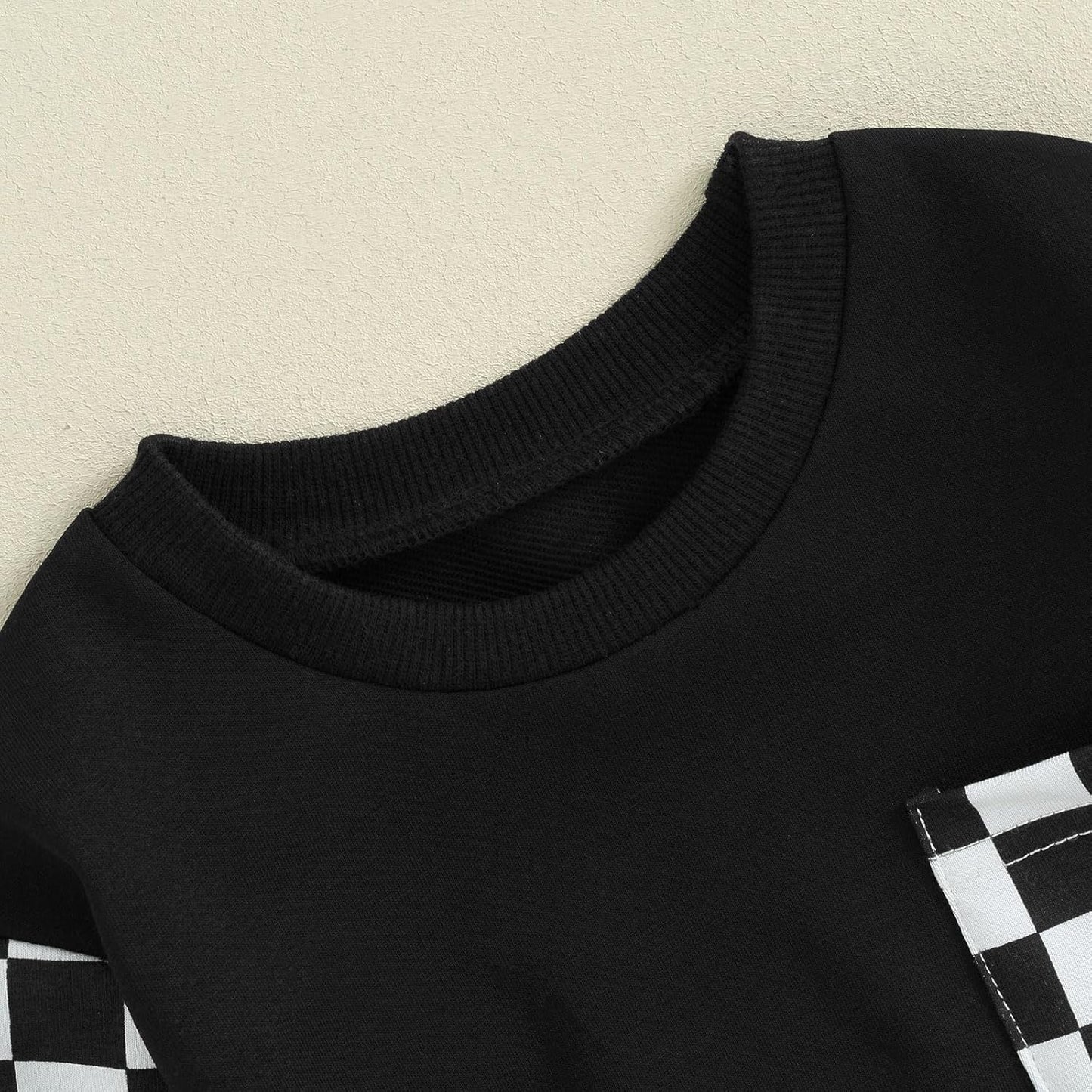 Schwarzes Sweatshirt mit karierten Ärmeln, Baumwolle, modisch, bequem, Unisex.