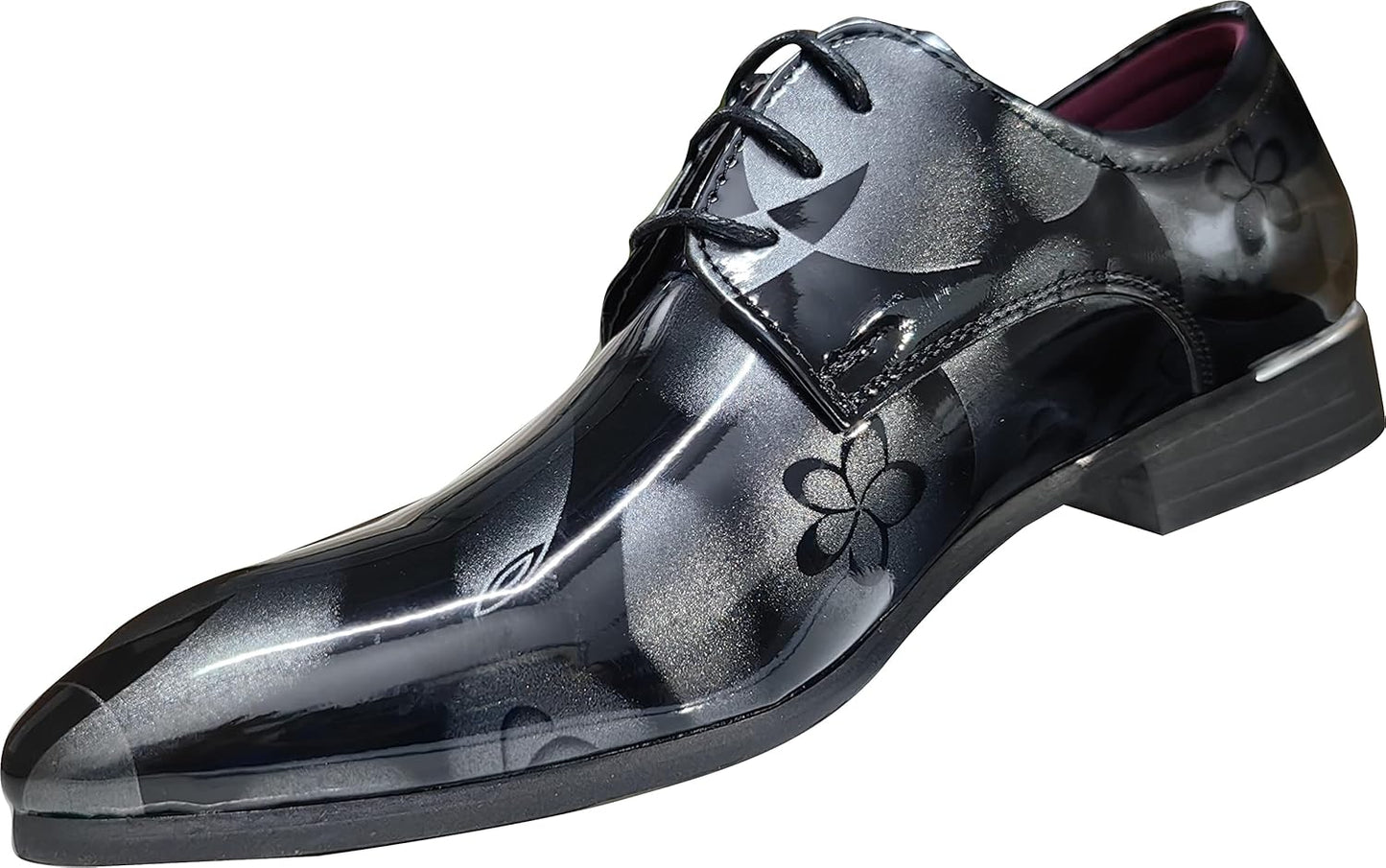 Schwarzer Lackleder-Herrenschuh mit Blumenmuster, eleganter Schnürschuh für formelle Anlässe.