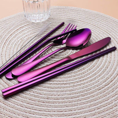 Lila Edelstahl-Besteckset auf rundem Platzdeckchen, modernes Design, Essbesteck.
