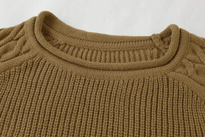 Brauner Strickpullover aus Baumwolle, Zopfmuster, Rundhalsausschnitt, Damenmode, Herbstbekleidung.