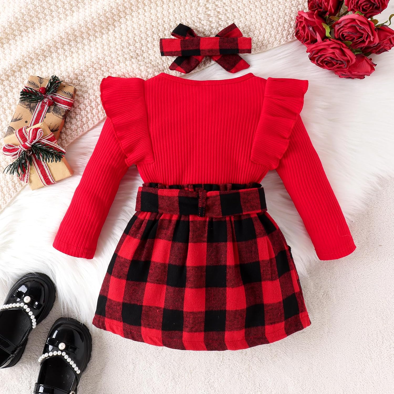 Rotes Kinderkleid mit Rüschen, kariertem Rock und Haarband, festlich, Weihnachten.