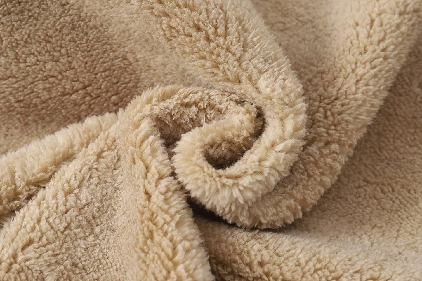 Beige Plüschstoff, weiche Textur, ideal für Decken, Kissen, DIY-Projekte, gemütlich und warm.