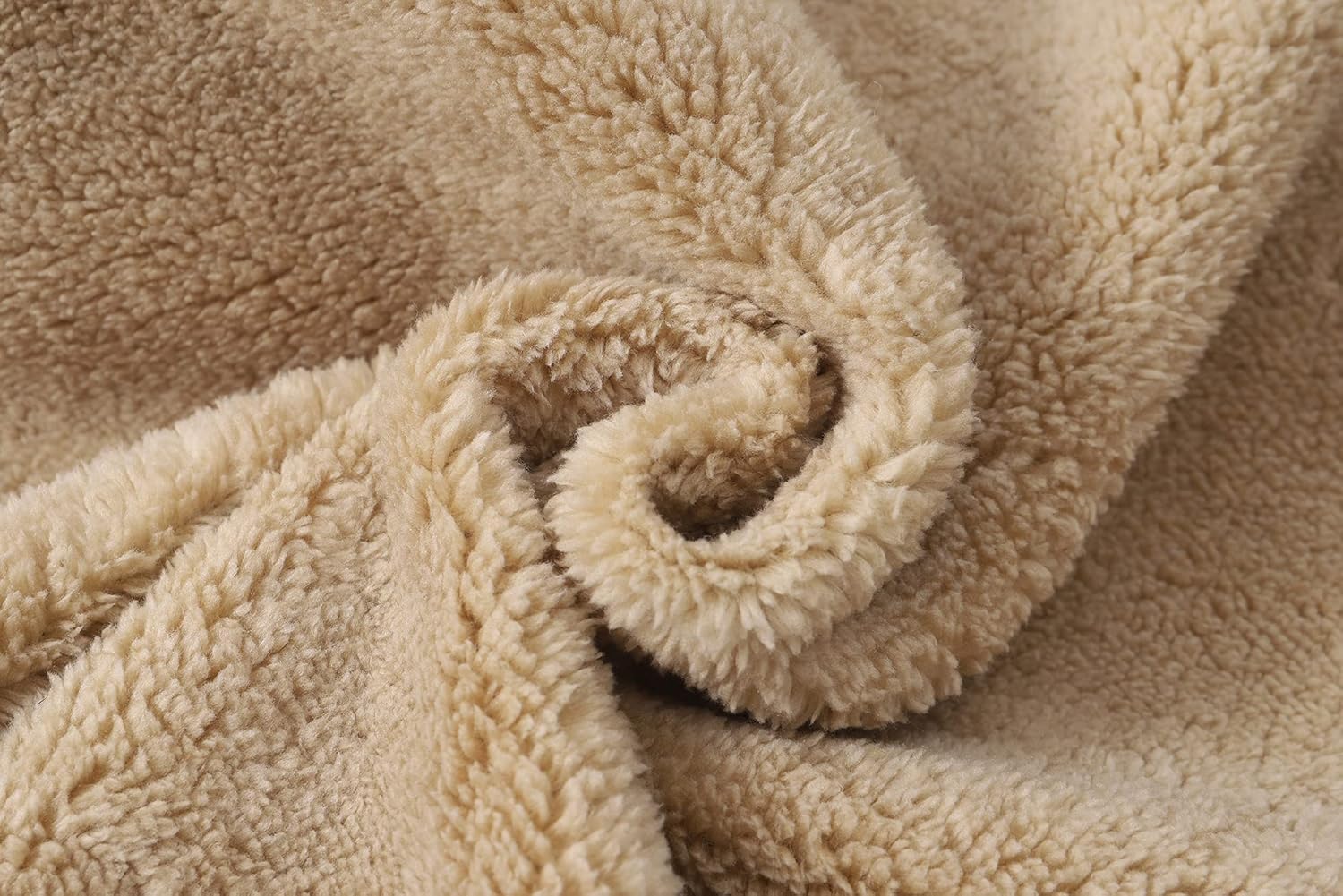 Beige Plüschstoff, weiche Textur, ideal für Decken, Kissen, DIY-Projekte, gemütlich und warm.