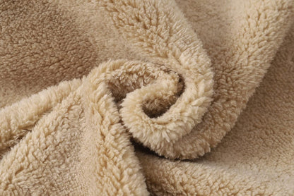 Beige Plüschstoff, weiche Textur, ideal für Decken, Kissen, DIY-Projekte, gemütlich und warm.
