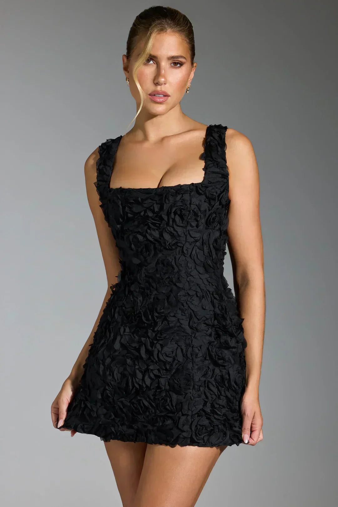 Schwarzes Minikleid mit Blumenmuster, ärmellos, elegantes Design, Damenmode.