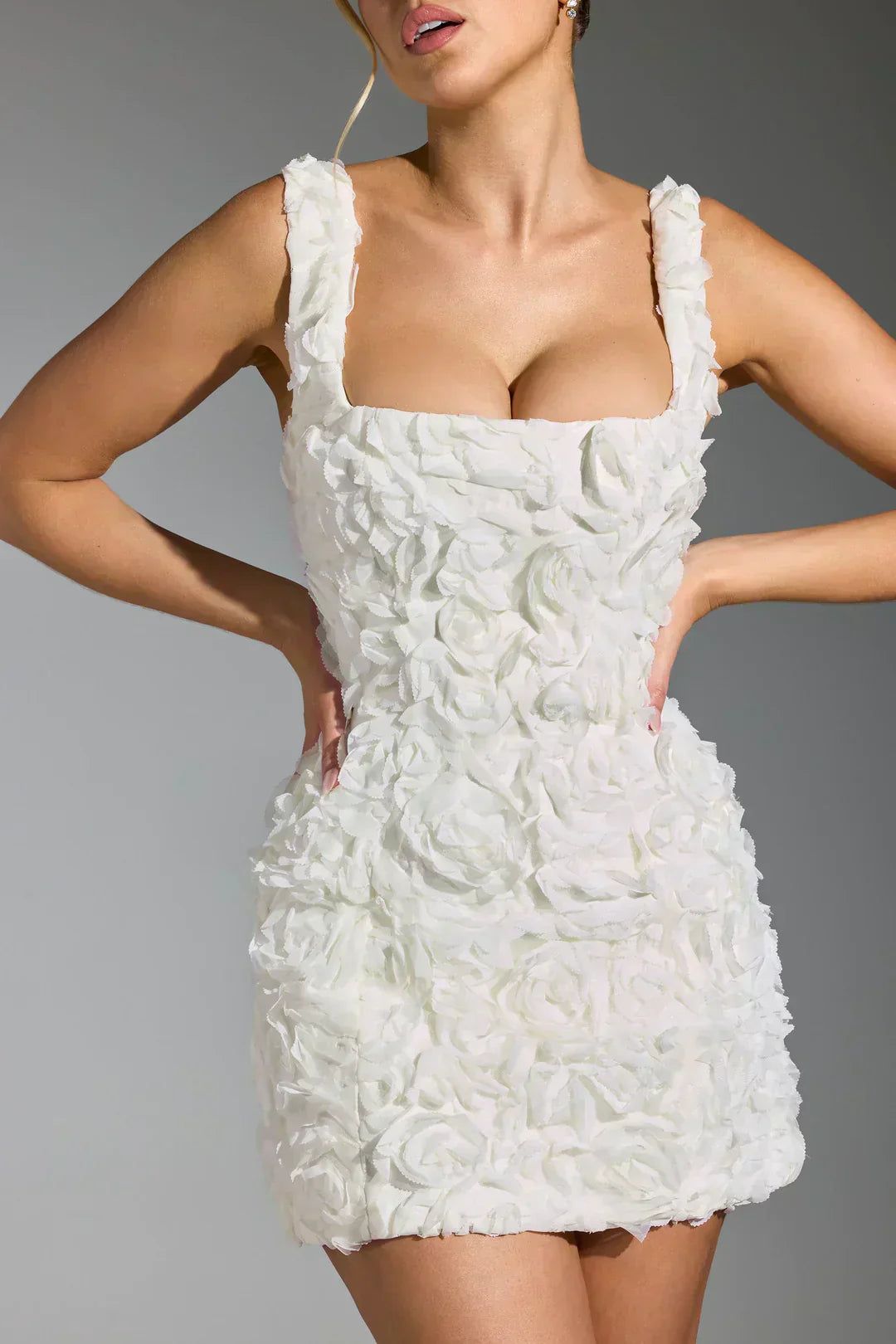 Weißes Minikleid mit Blumenmuster, ärmellos, elegantes Design, Damenmode.