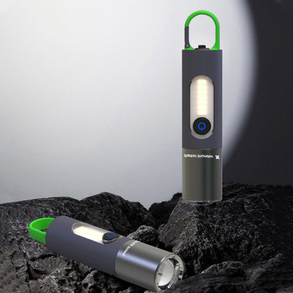 Zwei tragbare LED-Taschenlampen, schwarz-grün, auf Felsen, Outdoor-Campinglicht.