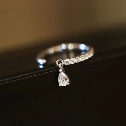 Silberner Ring mit Diamantanhänger, eleganter Schmuck, funkelnd, luxuriöses Design.