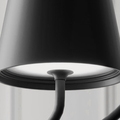 Schwarze Metall-Tischlampe, modernes Design, minimalistisch, Innenbeleuchtung, Nahaufnahme.