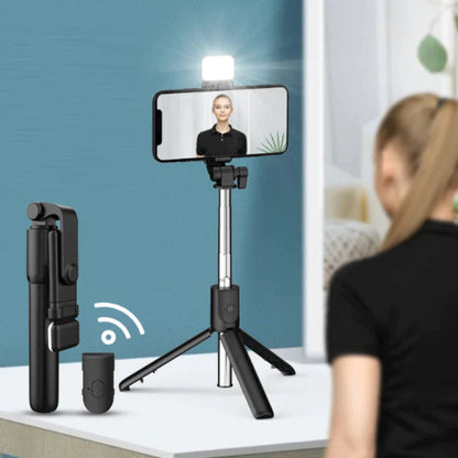 Faltbarer Selfie-Stick mit Stativ, LED-Licht und Bluetooth-Fernbedienung für Smartphones.