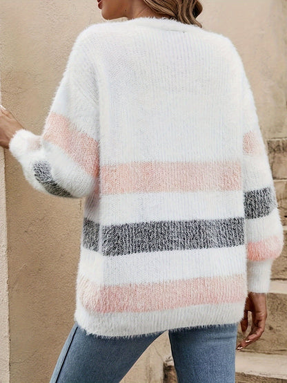 Flauschiger Damen-Pullover, weiß mit rosa und grauen Streifen, lässiger Stil, Rückansicht.
