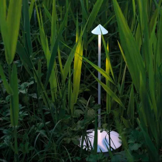 LED-Gartenleuchte Pilzform, weiß, energiesparend, dekorativ, für Außenbereich, zwischen Gräsern.