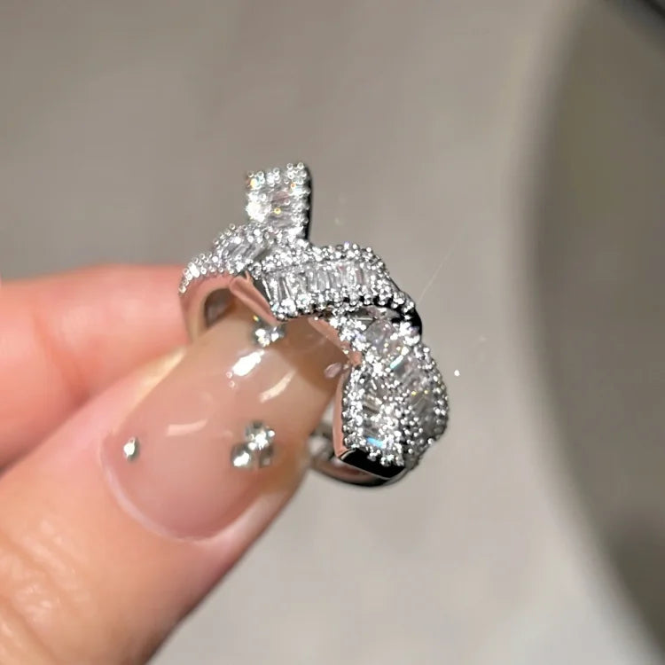 Silberner Diamantring, glänzend, luxuriöses Schmuckstück, Nahaufnahme, elegantes Design.