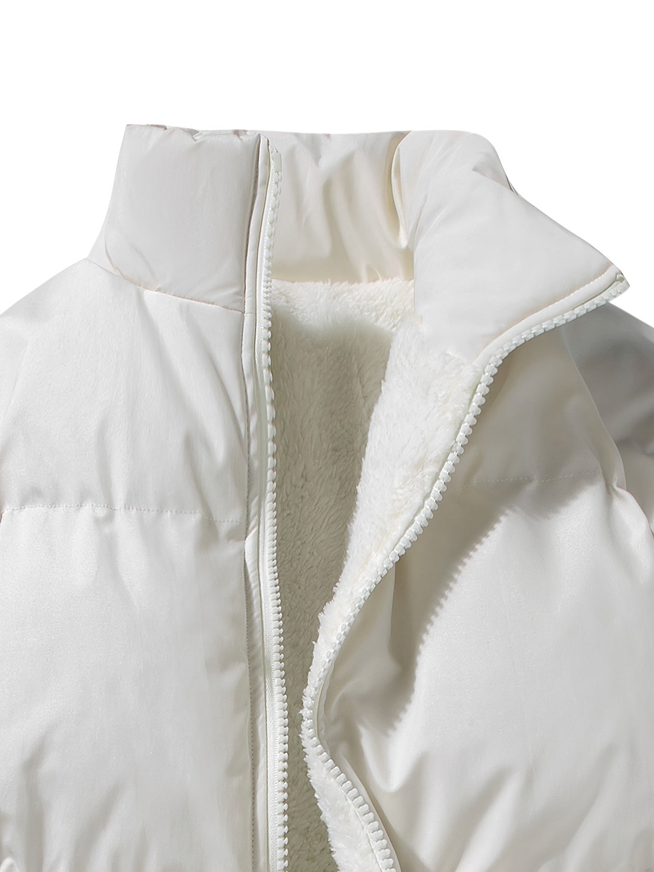 Weiße Daunenjacke mit Reißverschluss, gefüttert, Wintermode, warm, stilvoll, Damenbekleidung.
