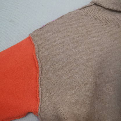 Brauner Wollpullover mit orangefarbenem Ärmel, gestrickt, modisch, warm, Herbstbekleidung.