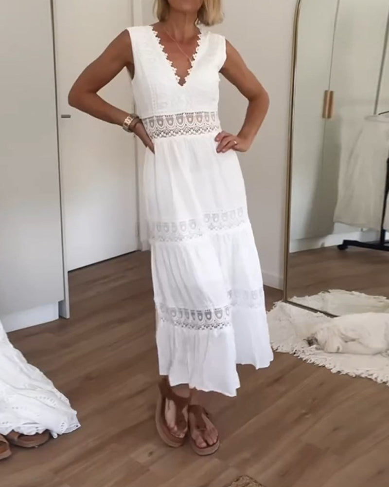 Frau in weißem Spitzenkleid, ärmellos, V-Ausschnitt, Sommermode, Holzsandalen, Spiegel.