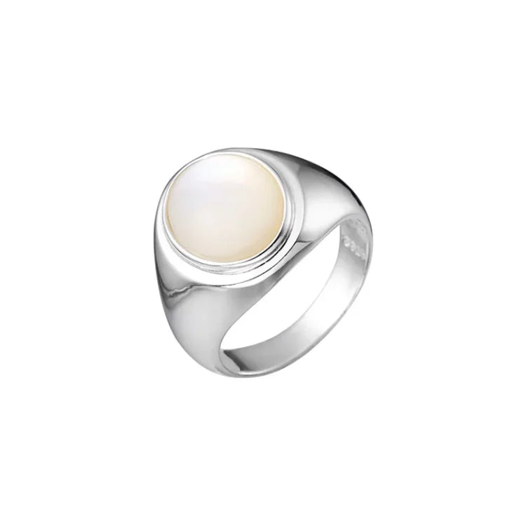 Silberring mit rundem Perlmutt-Einsatz, elegantes Schmuckdesign, glänzend, modisch.