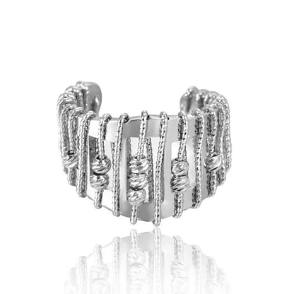 Silberner Ring mit geflochtenem Design, eleganter Schmuck, modisches Accessoire für Damen.