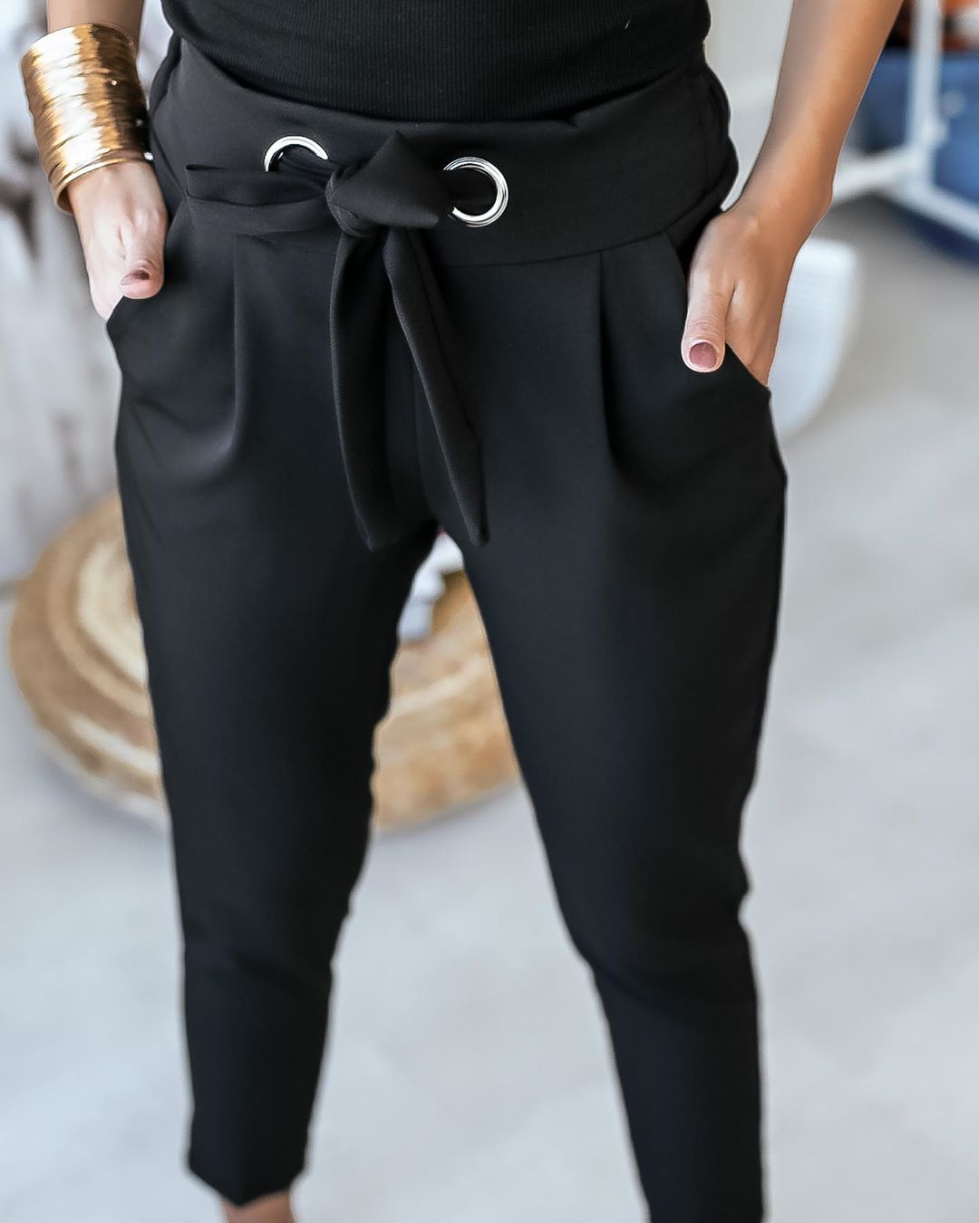 Schwarze Damenhose mit Schleife, hohe Taille, elegantes Design, modische Damenbekleidung.